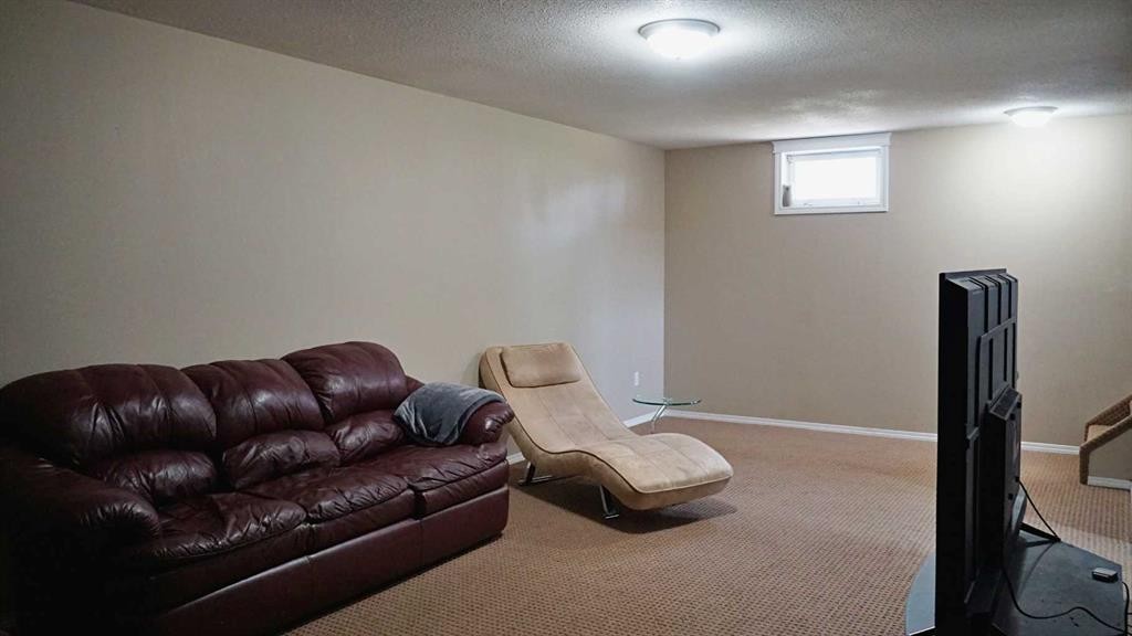 300 3 Street North, Marwayne, AB