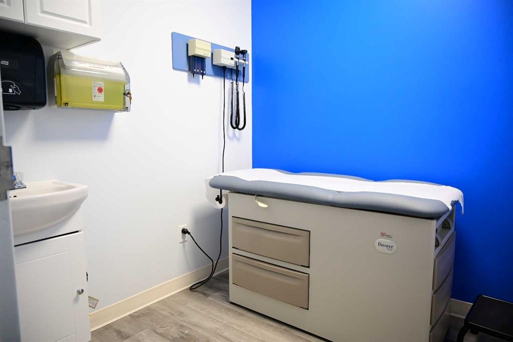 6108 Bowness Road Nw, Calgary, AB