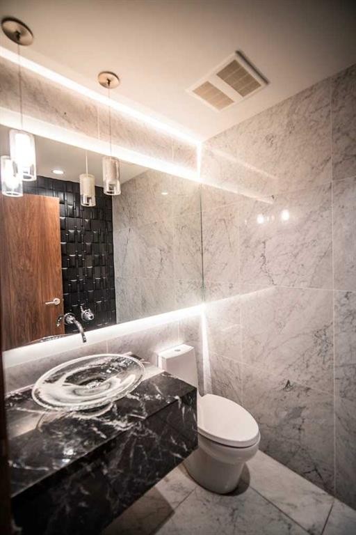 109-738 1 Avenue Sw, Calgary, AB - Indoor Photo Showing Bathroom