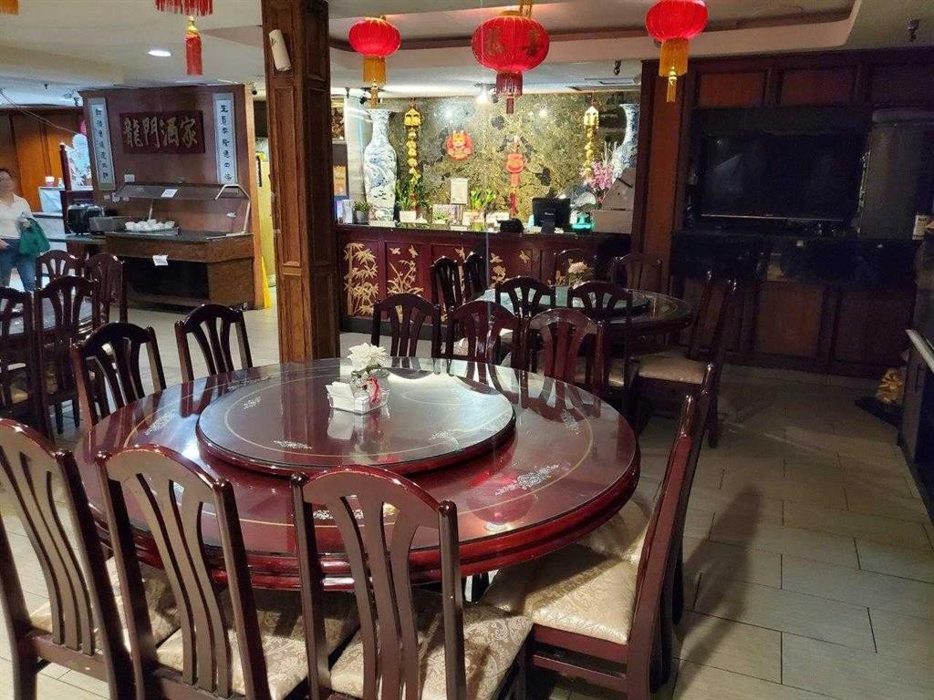 4402 17 Avenue Se, Calgary, AB