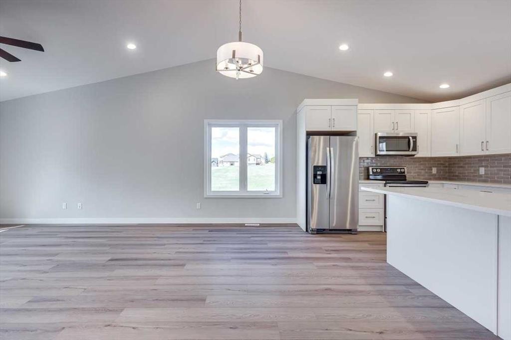2 Evron Place, Trochu, AB - Indoor Photo Showing Kitchen