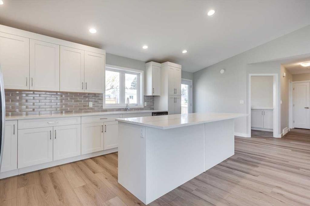 2 Evron Place, Trochu, AB - Indoor Photo Showing Kitchen With Upgraded Kitchen