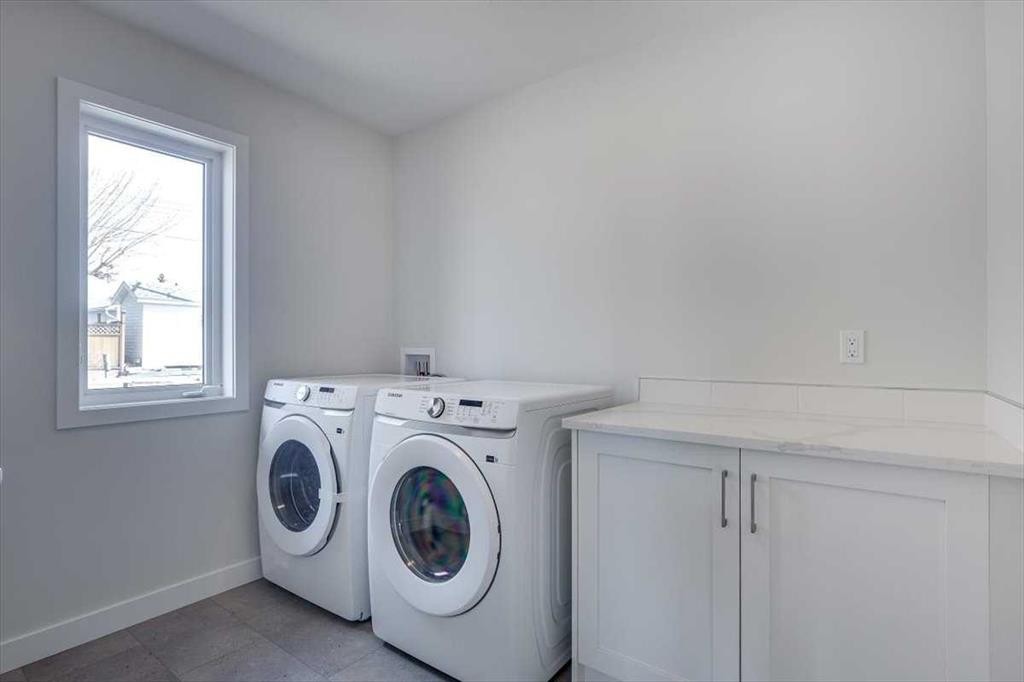 2 Evron Place, Trochu, AB - Indoor Photo Showing Laundry Room