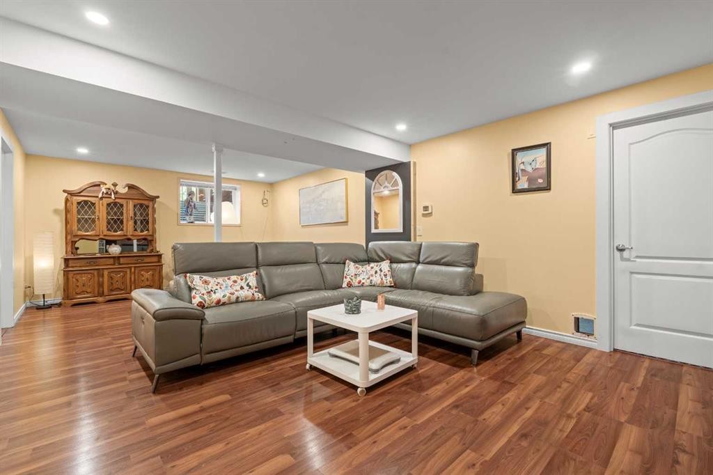115 Dunham Lane, Diamond Valley, AB - Indoor Photo Showing Living Room
