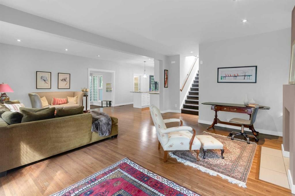 3012 7 Street Sw, Calgary, AB - Indoor Photo Showing Living Room