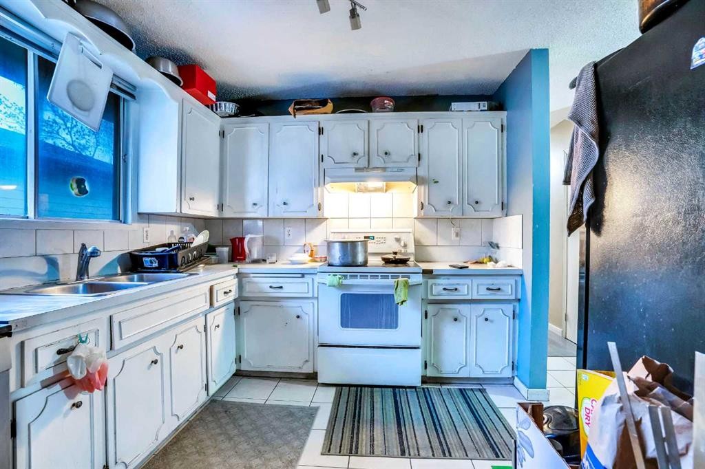 190 Whitefield Drive Ne, Calgary, AB - Indoor Photo Showing Kitchen With Double Sink