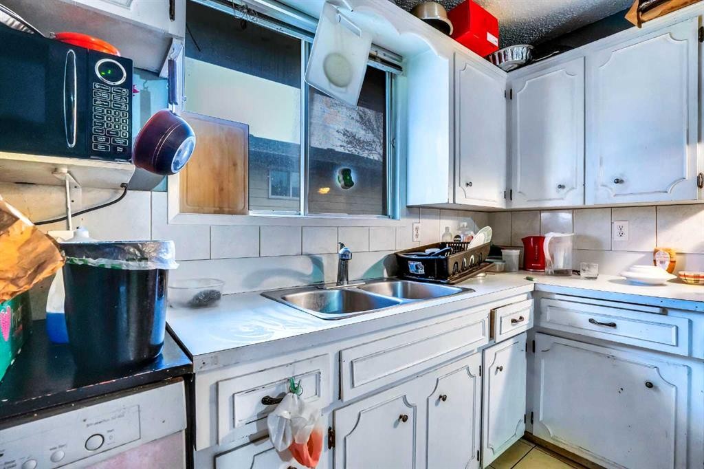 190 Whitefield Drive Ne, Calgary, AB - Indoor Photo Showing Kitchen With Double Sink