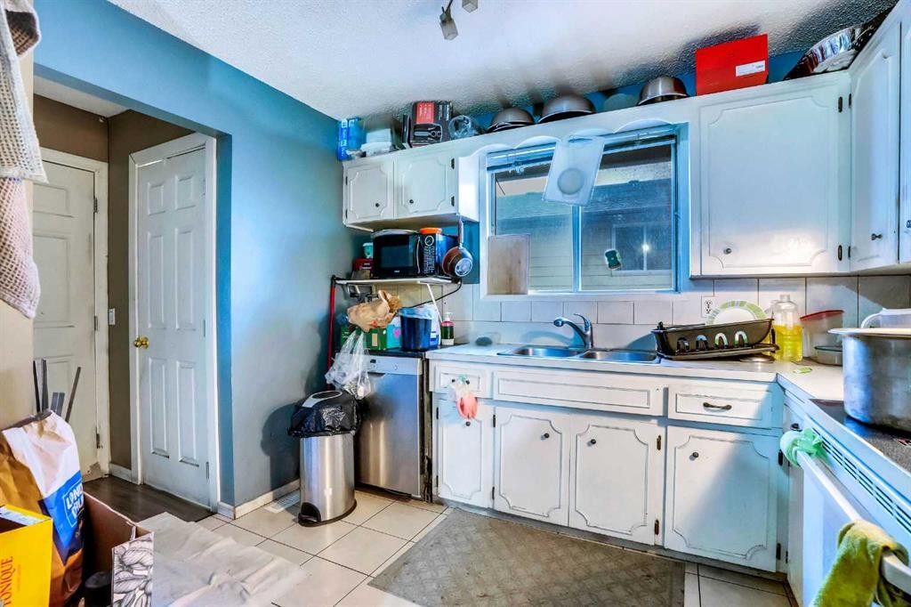 190 Whitefield Drive Ne, Calgary, AB - Indoor Photo Showing Kitchen With Double Sink