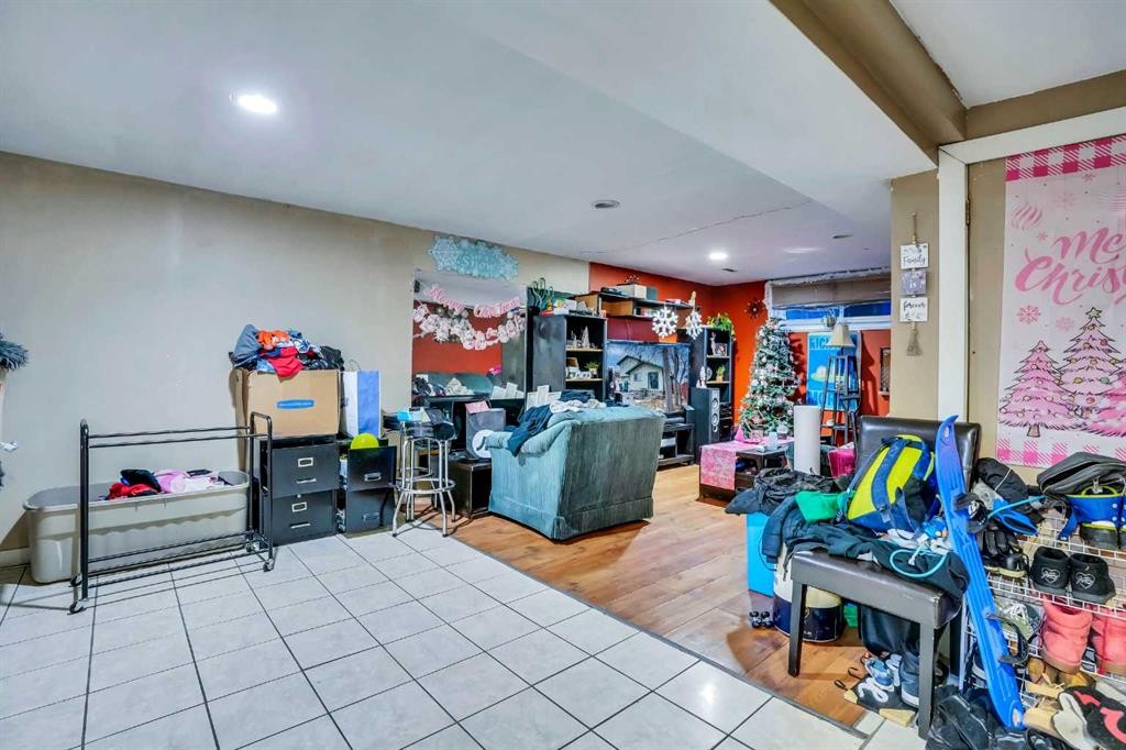 190 Whitefield Drive Ne, Calgary, AB - Indoor Photo Showing Other Room
