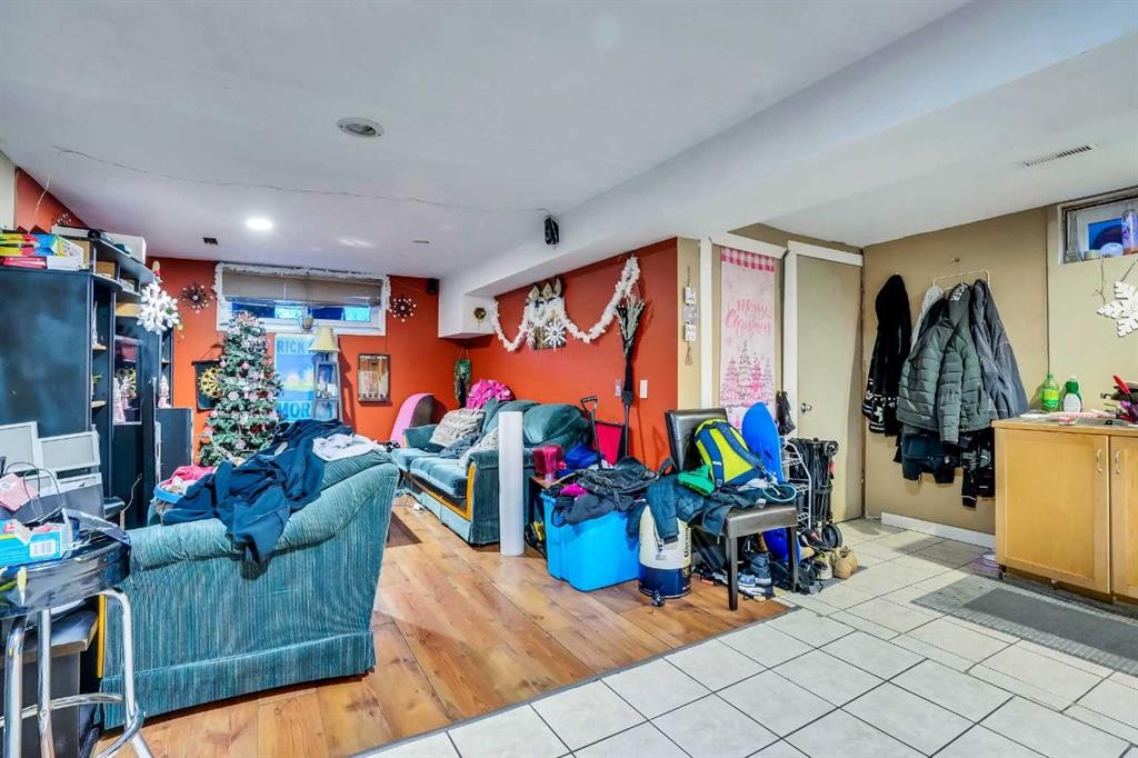 190 Whitefield Drive Ne, Calgary, AB - Indoor Photo Showing Other Room