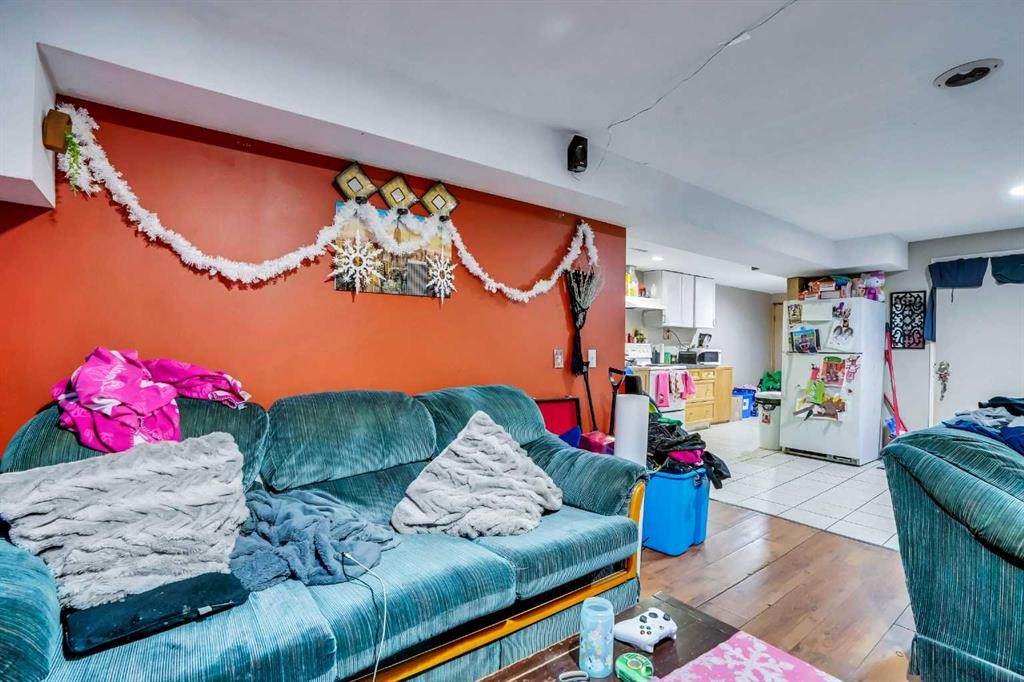 190 Whitefield Drive Ne, Calgary, AB - Indoor Photo Showing Living Room
