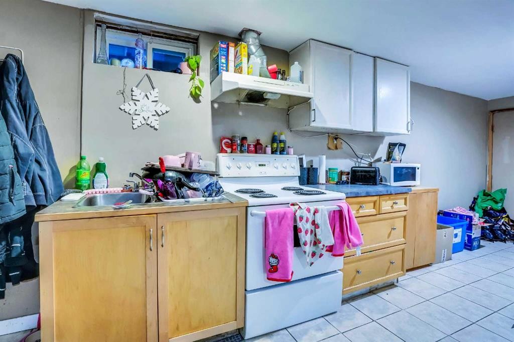 190 Whitefield Drive Ne, Calgary, AB - Indoor Photo Showing Kitchen