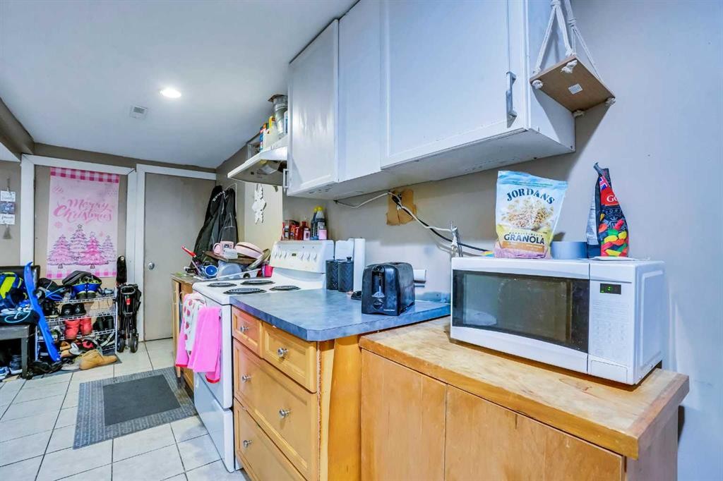 190 Whitefield Drive Ne, Calgary, AB - Indoor Photo Showing Kitchen