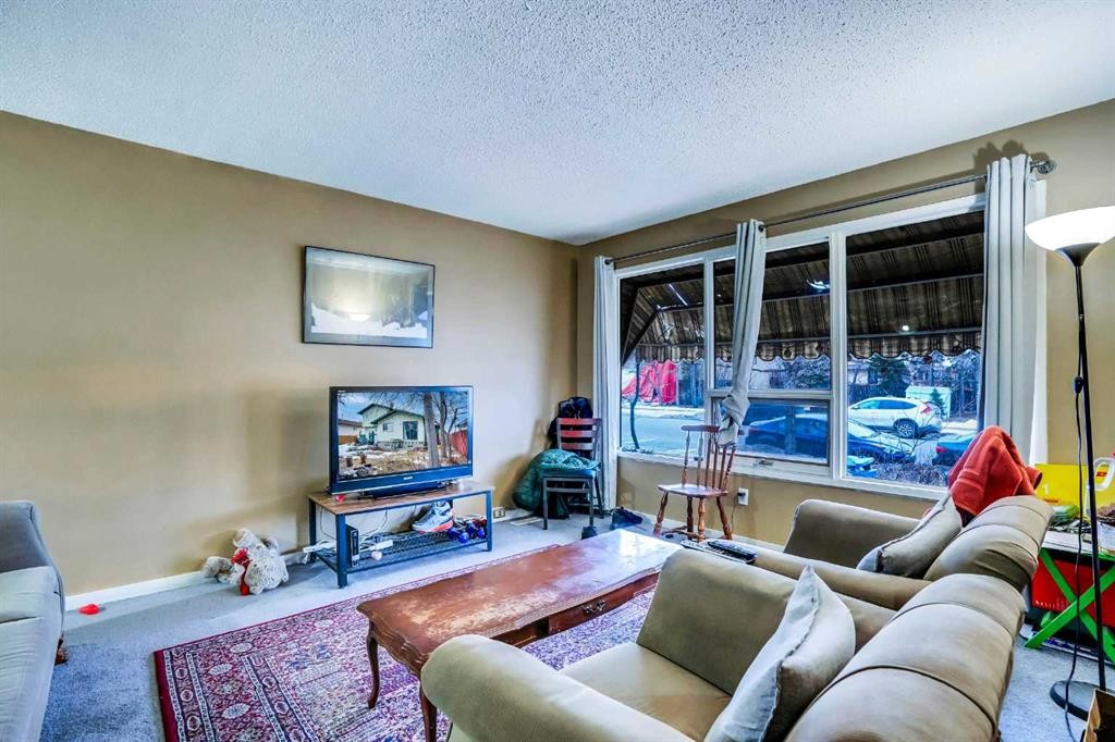 190 Whitefield Drive Ne, Calgary, AB - Indoor Photo Showing Living Room