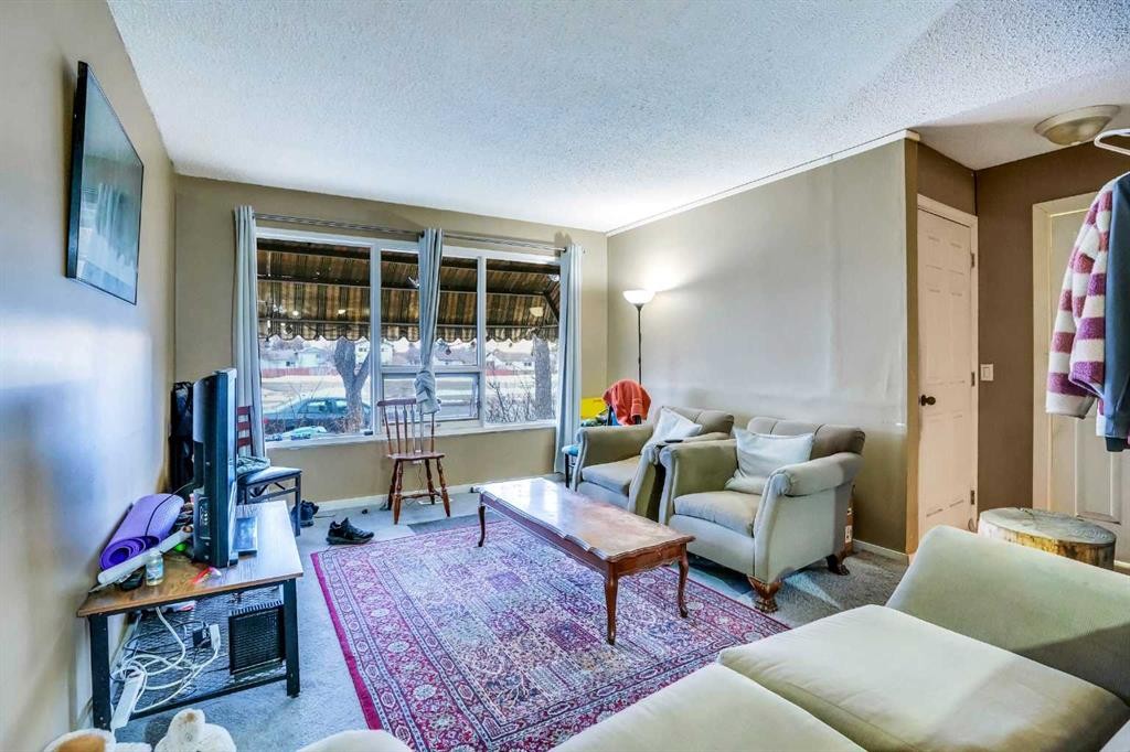 190 Whitefield Drive Ne, Calgary, AB - Indoor Photo Showing Living Room