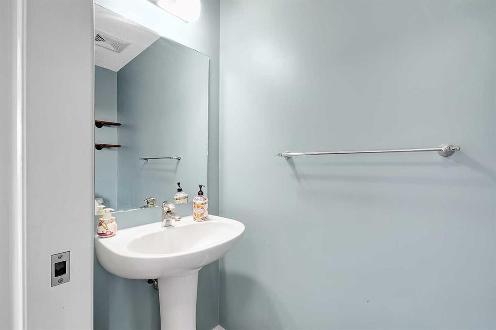 149 Walden Parade Se, Calgary, AB - Indoor Photo Showing Bathroom