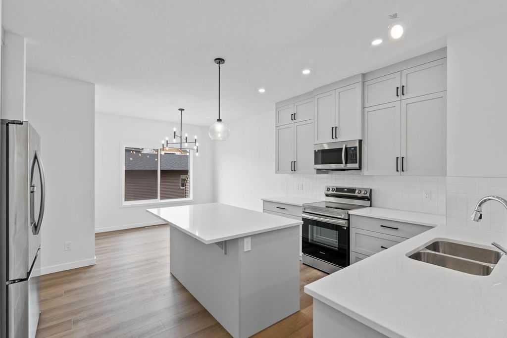 1029 Reynolds Crescent Sw, Airdrie, AB - Indoor Photo Showing Kitchen With Stainless Steel Kitchen With Double Sink With Upgraded Kitchen