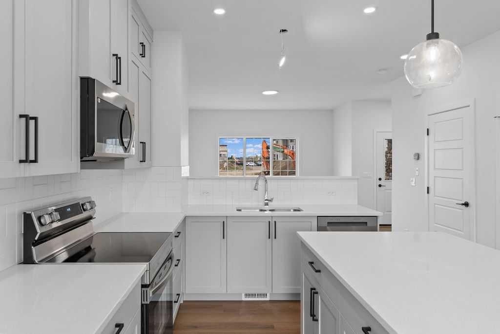 1029 Reynolds Crescent Sw, Airdrie, AB - Indoor Photo Showing Kitchen With Double Sink With Upgraded Kitchen