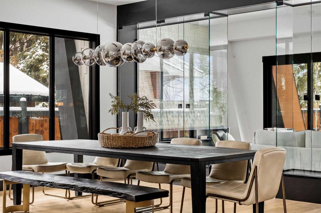 1016 Beverley Boulevard Sw, Calgary, AB - Indoor Photo Showing Dining Room