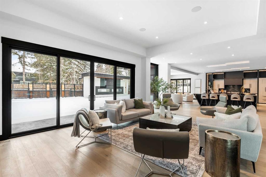 1016 Beverley Boulevard Sw, Calgary, AB - Indoor Photo Showing Living Room