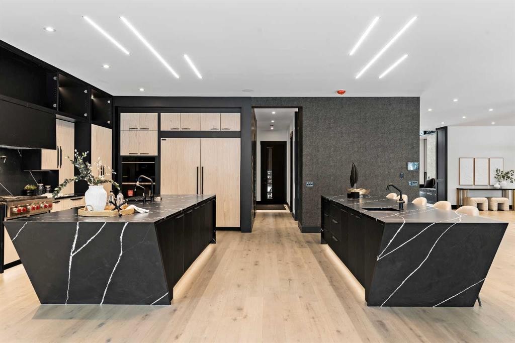 1016 Beverley Boulevard Sw, Calgary, AB - Indoor Photo Showing Other Room