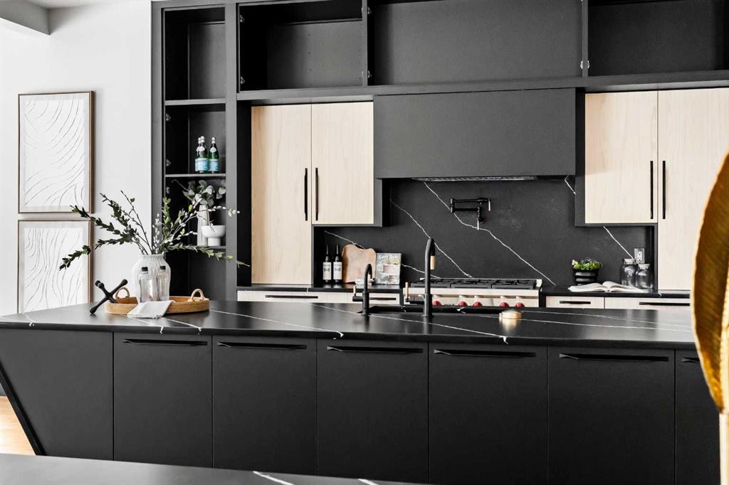 1016 Beverley Boulevard Sw, Calgary, AB - Indoor Photo Showing Kitchen