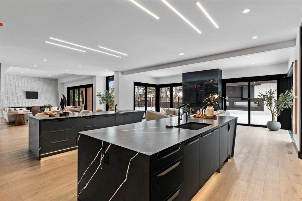1016 Beverley Boulevard Sw, Calgary, AB - Indoor Photo Showing Kitchen