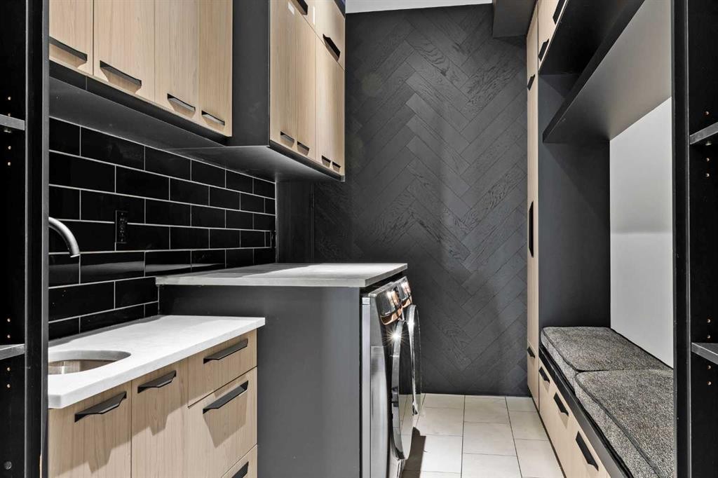 1016 Beverley Boulevard Sw, Calgary, AB - Indoor Photo Showing Laundry Room