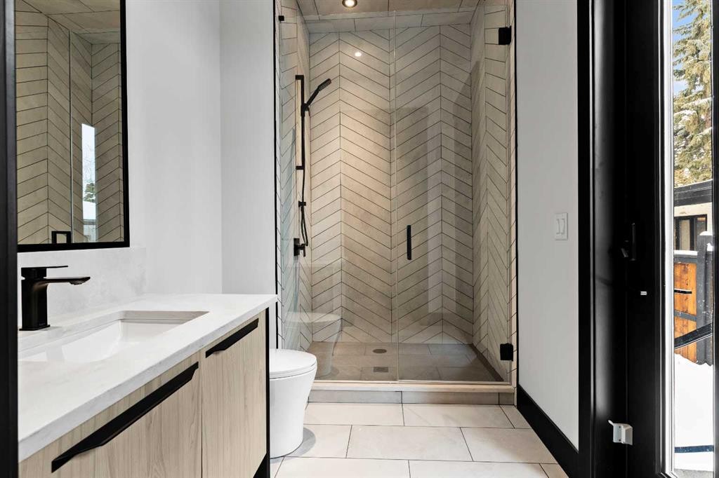 1016 Beverley Boulevard Sw, Calgary, AB - Indoor Photo Showing Bathroom