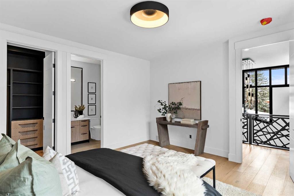 1016 Beverley Boulevard Sw, Calgary, AB - Indoor Photo Showing Bedroom
