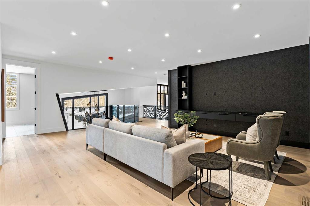 1016 Beverley Boulevard Sw, Calgary, AB - Indoor