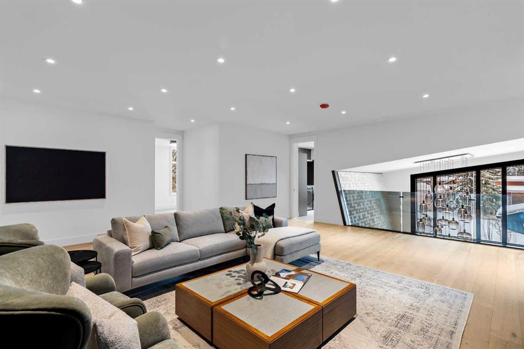 1016 Beverley Boulevard Sw, Calgary, AB - Indoor Photo Showing Living Room