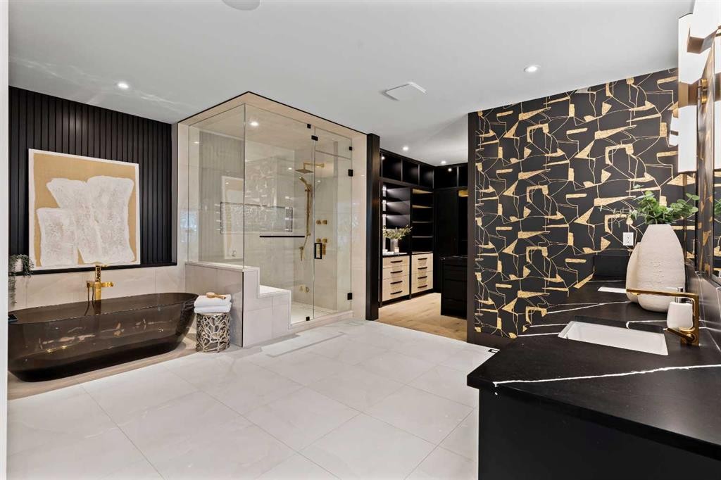 1016 Beverley Boulevard Sw, Calgary, AB - Indoor Photo Showing Other Room