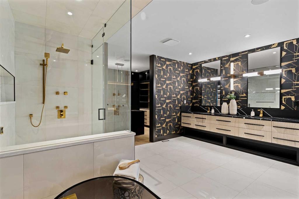 1016 Beverley Boulevard Sw, Calgary, AB - Indoor Photo Showing Bathroom