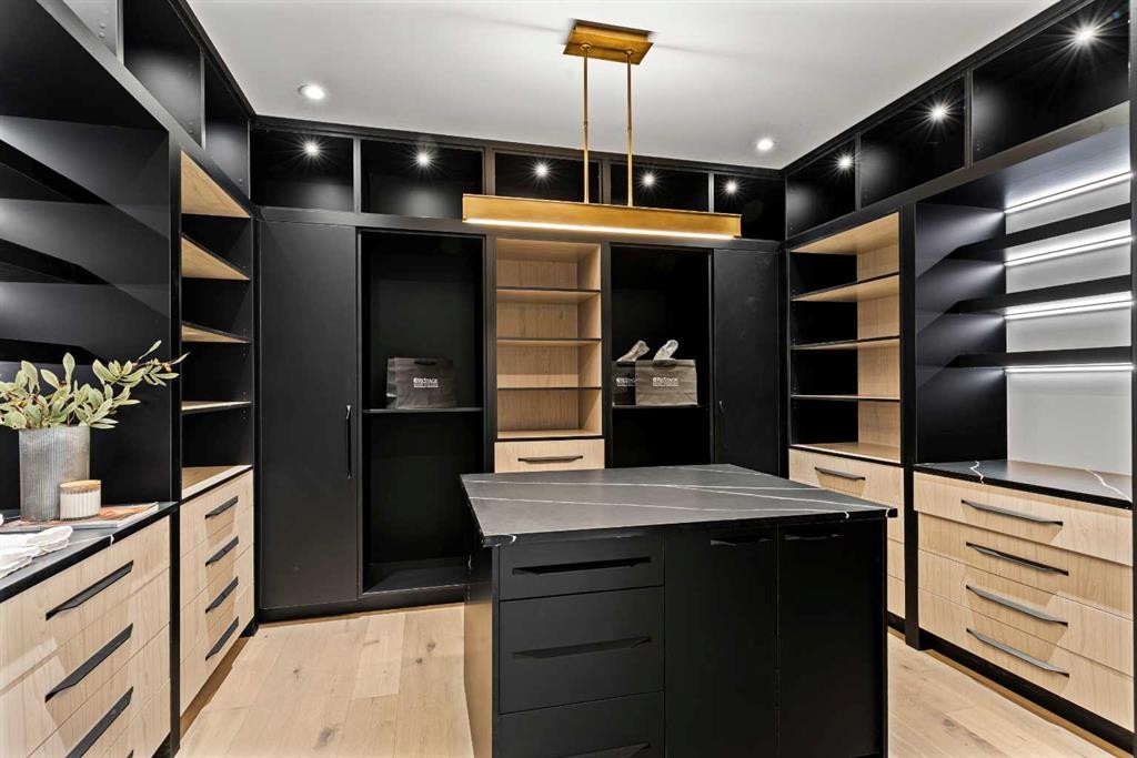 1016 Beverley Boulevard Sw, Calgary, AB - Indoor Photo Showing Kitchen