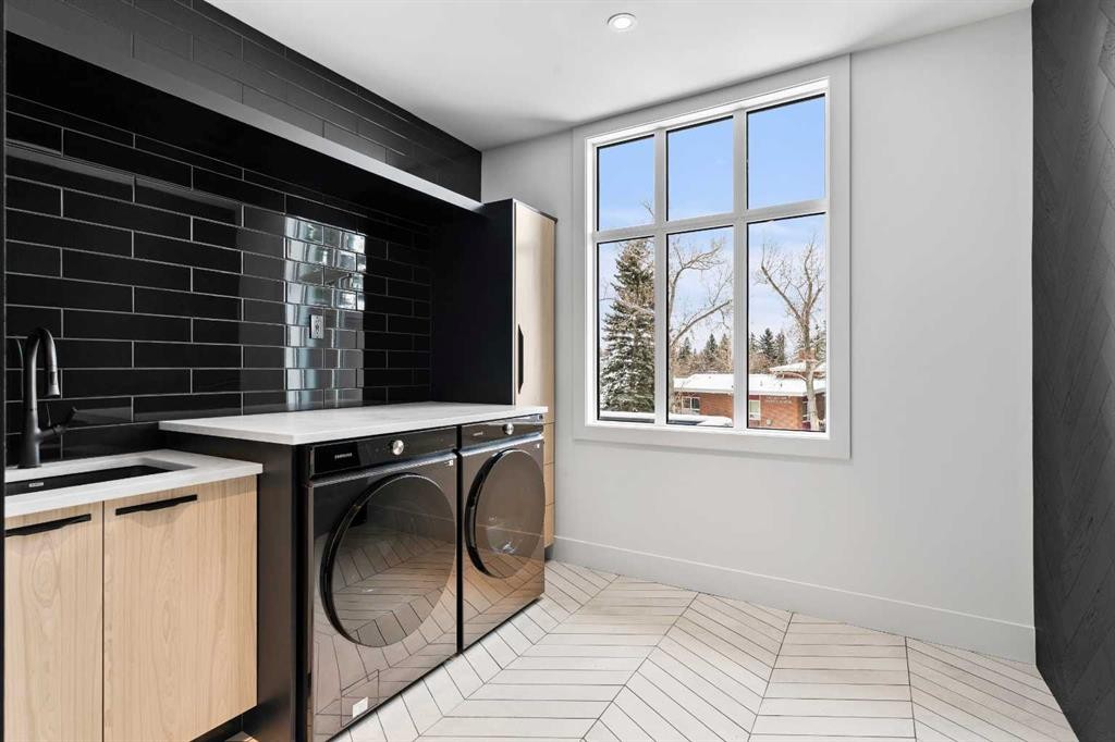 1016 Beverley Boulevard Sw, Calgary, AB - Indoor Photo Showing Laundry Room