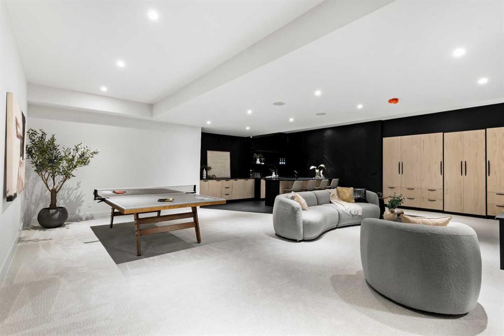 1016 Beverley Boulevard Sw, Calgary, AB - Indoor Photo Showing Other Room