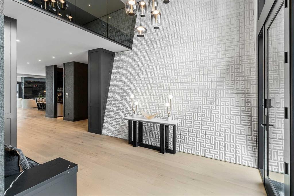 1016 Beverley Boulevard Sw, Calgary, AB - Indoor Photo Showing Other Room