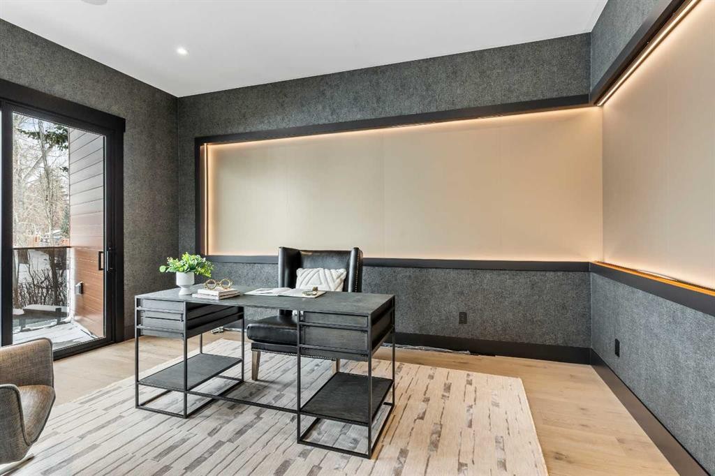 1016 Beverley Boulevard Sw, Calgary, AB - Indoor Photo Showing Other Room