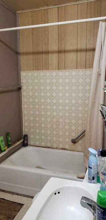 216 3 Avenue North, Champion, AB - Indoor Photo Showing Bathroom