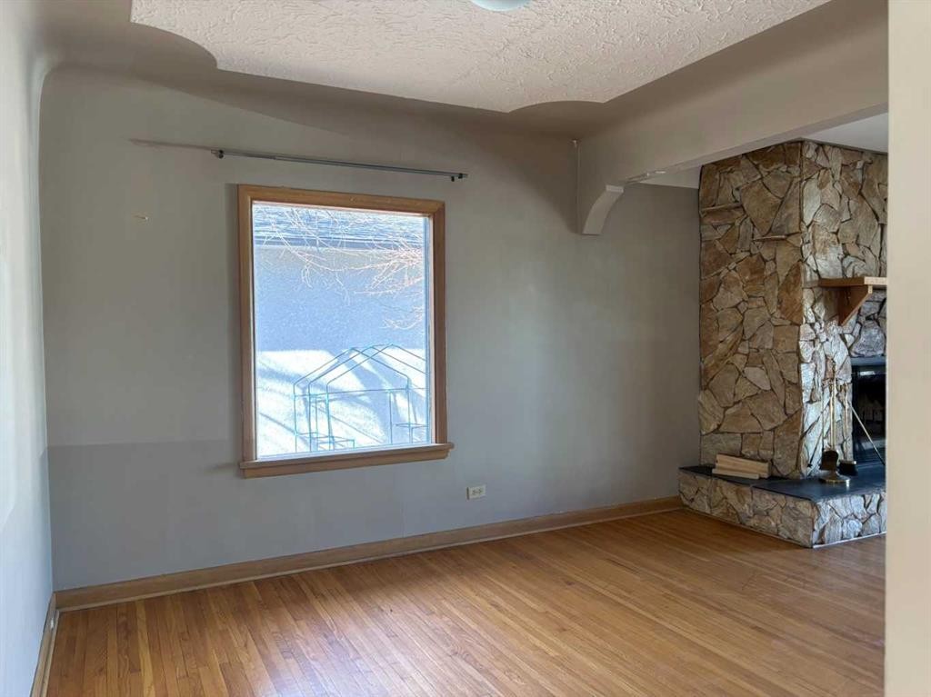 2111 Halifax Crescent Nw, Calgary, AB - Indoor Photo Showing Other Room