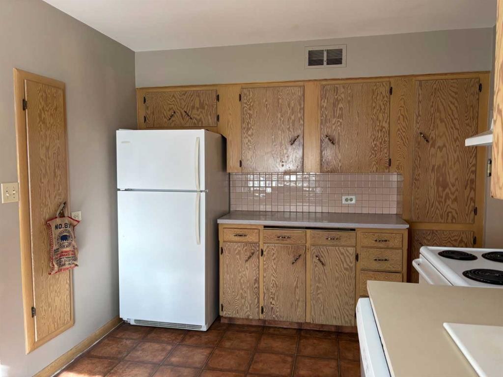 2111 Halifax Crescent Nw, Calgary, AB - Indoor Photo Showing Kitchen
