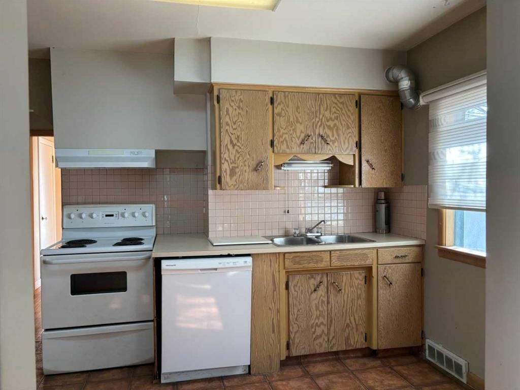 2111 Halifax Crescent Nw, Calgary, AB - Indoor Photo Showing Kitchen With Double Sink