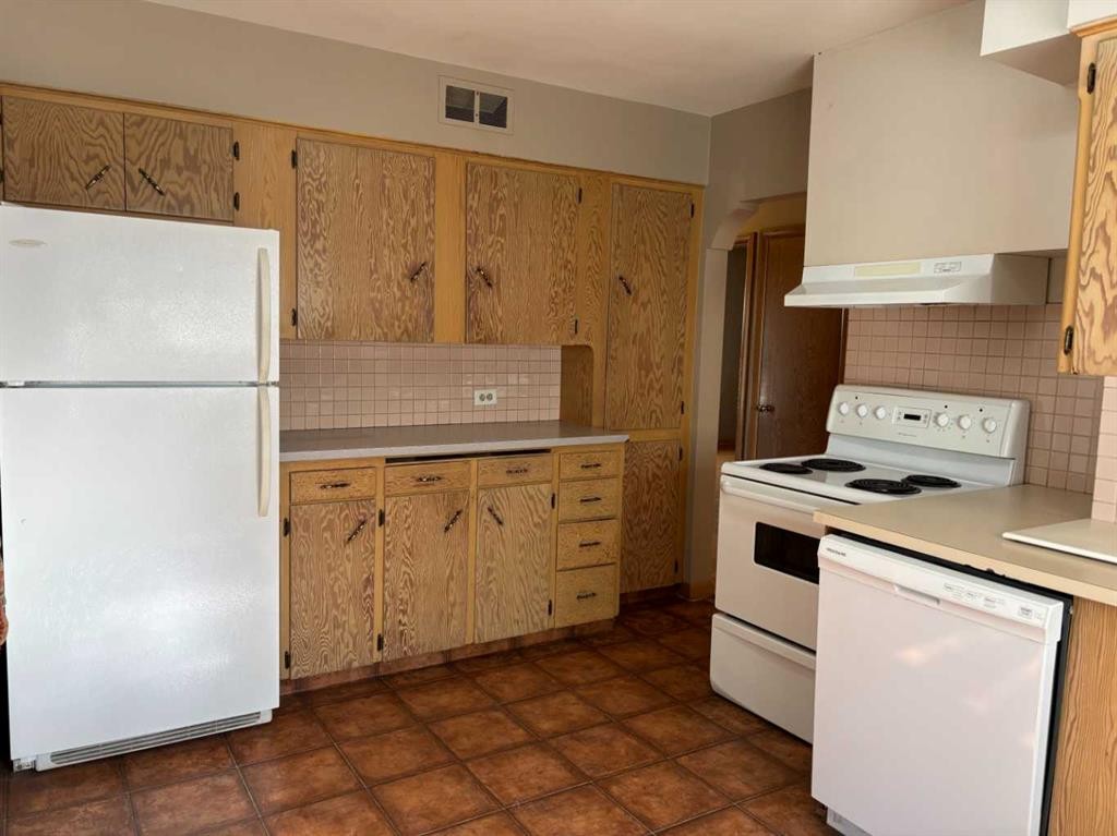 2111 Halifax Crescent Nw, Calgary, AB - Indoor Photo Showing Kitchen