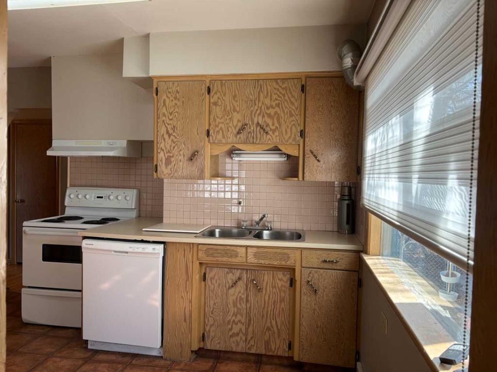 2111 Halifax Crescent Nw, Calgary, AB - Indoor Photo Showing Kitchen With Double Sink