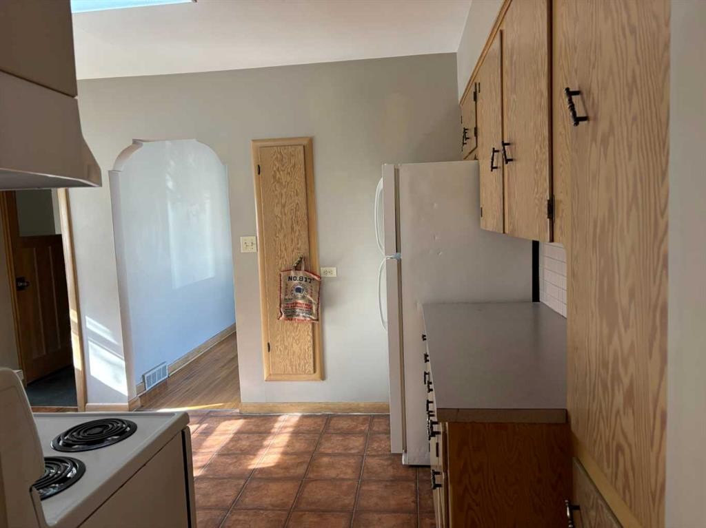 2111 Halifax Crescent Nw, Calgary, AB - Indoor