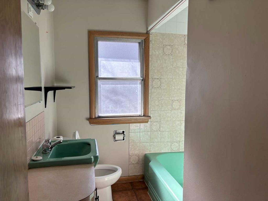 2111 Halifax Crescent Nw, Calgary, AB - Indoor Photo Showing Bathroom