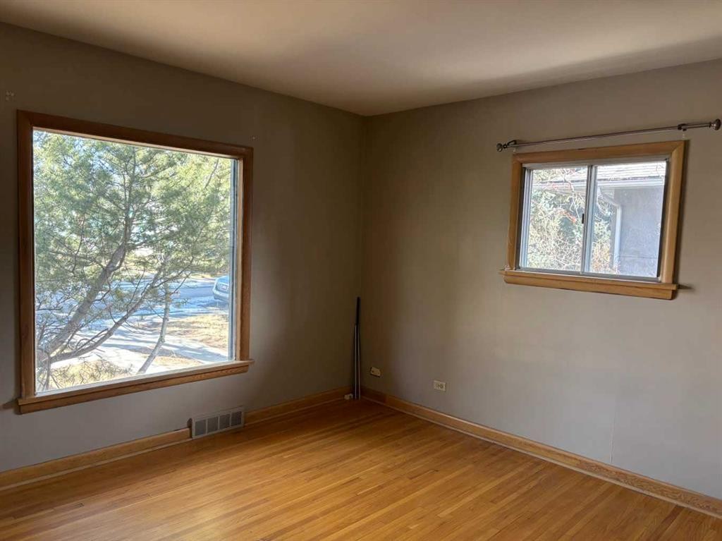 2111 Halifax Crescent Nw, Calgary, AB - Indoor Photo Showing Other Room