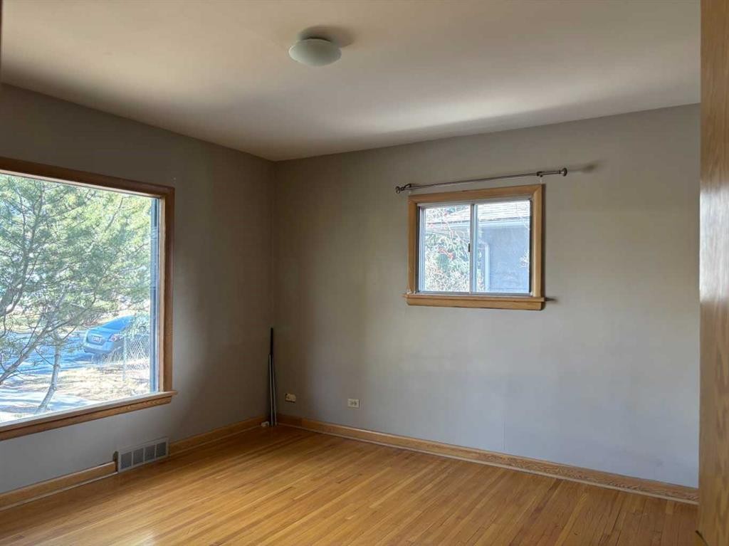 2111 Halifax Crescent Nw, Calgary, AB - Indoor Photo Showing Other Room