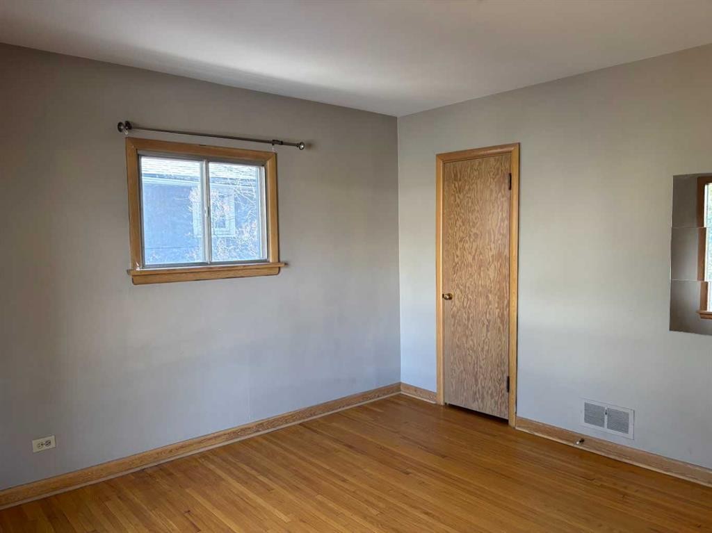 2111 Halifax Crescent Nw, Calgary, AB - Indoor Photo Showing Other Room